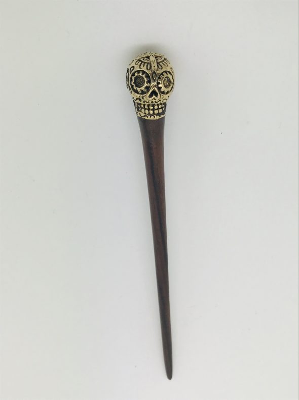 palo para el pelo de madera y calavera mexicana